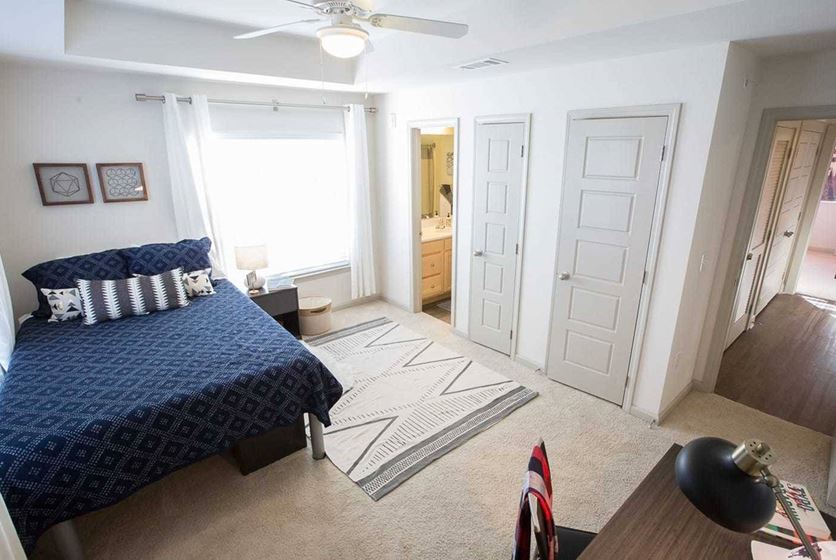 lubbock-off-campus-apartments-townhome-007A0029_171108